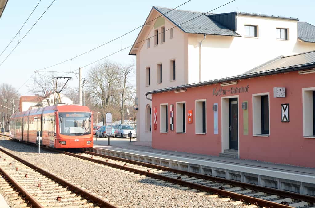 Kulturbahnhof einfahrender Zug