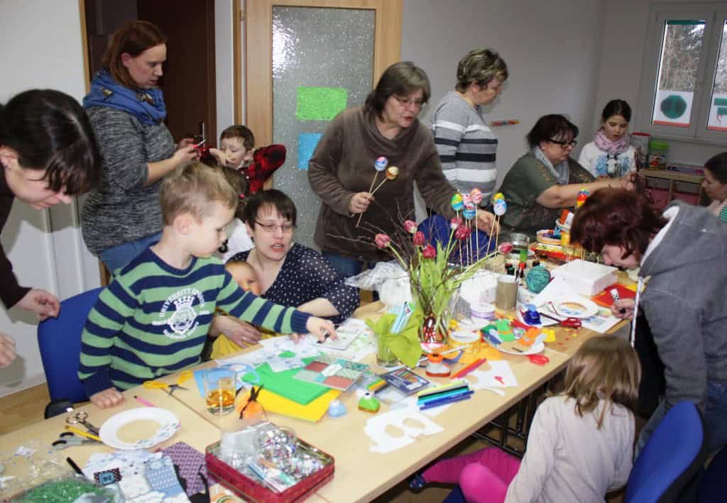 Gruppen von Familien beim Osterbasteln