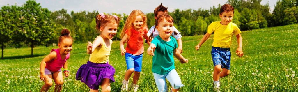 Rennende Kinder auf einer Wiese