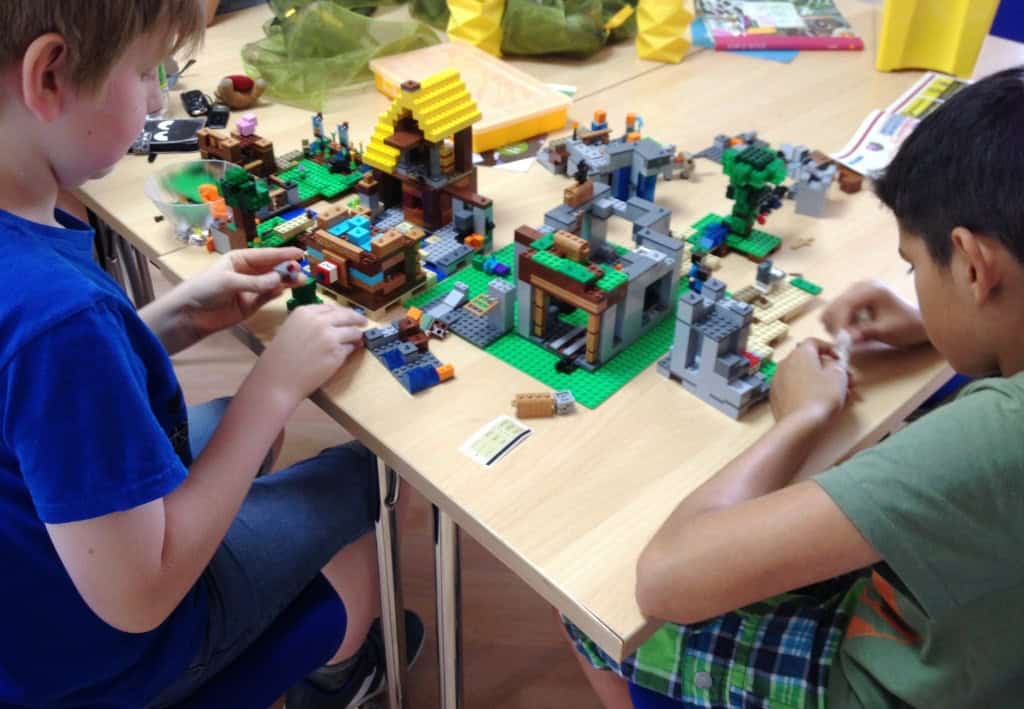 2 Kinder spielen mit Lego-Bausteinen