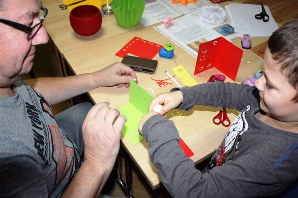 Vater mit Kind beim Adventsbasteln