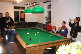 Familie beim Billard spielen