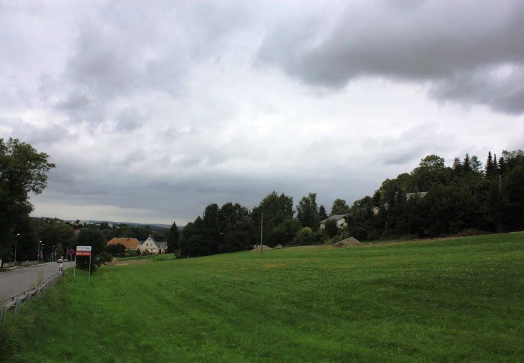 Aussicht Flurstück Wiese mit Wald und Straße