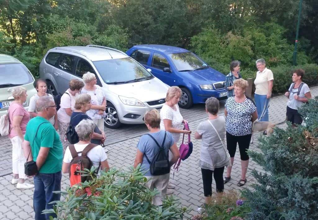 Senioren am Treffpunkt auf einem Parkplatz