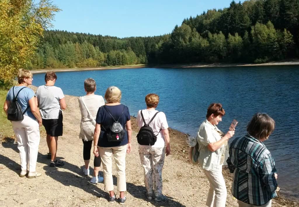 Gruppe von Senioren an einem Fluss