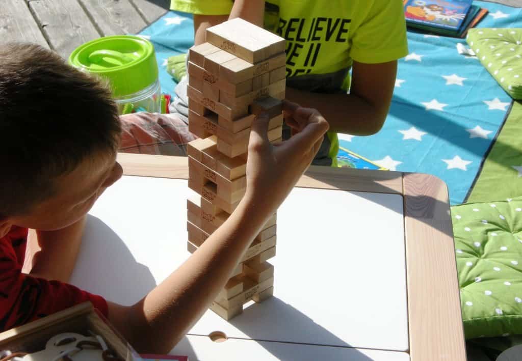 Kinder spielen Jenga