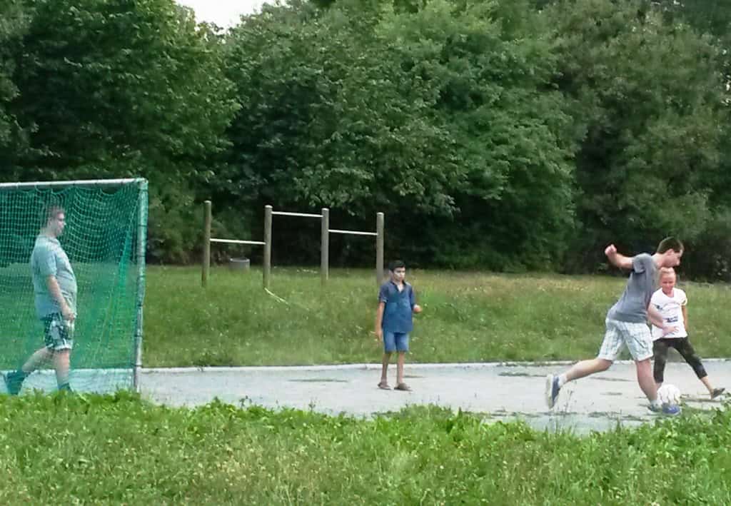 Kinder spielen Fußball